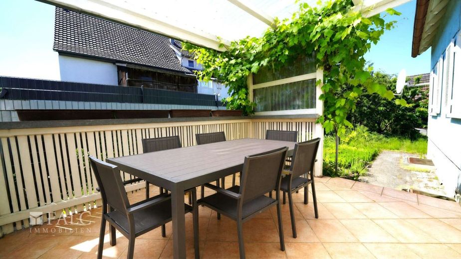Alles was das Eigentum begehrt! Idyllisches Einfamilienhaus mit viel Potenzial - FALC Immobilien – Terrasse EG (Zugang Küche)