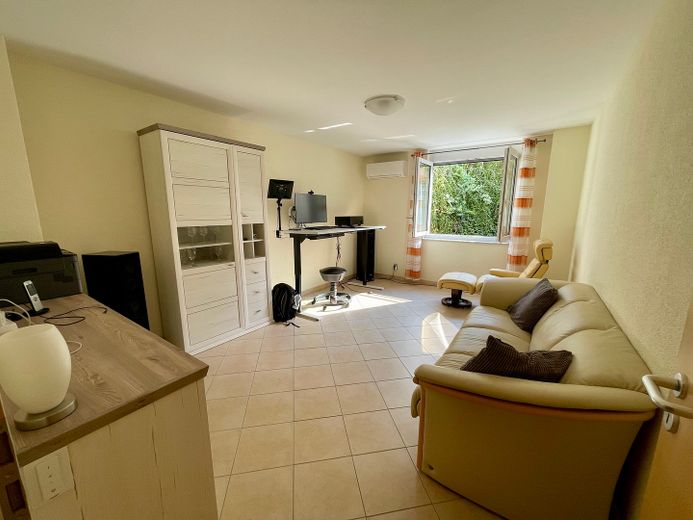 ruhige, helle 2,5 ZKB Souterrain Whg, FBH, voll klimatisiert, Parkplatz, SAT, Gbit Internet/WLAN – Wohnzimmer