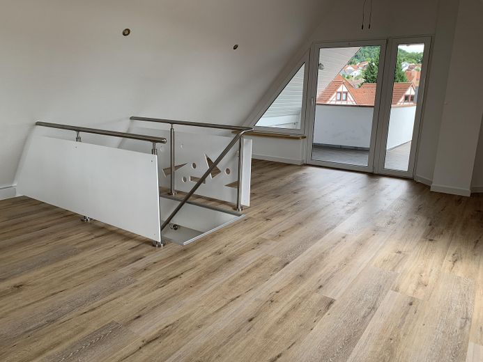 Großzügige 4-Zimmer-Maisonette mit Dachterrasse, Kamin und Albtraufblick – Atelier