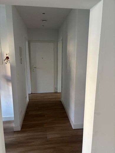 Helle, modernisierte 2-Zimmer-Wohnung mit Balkon und Einbauküche – Flur