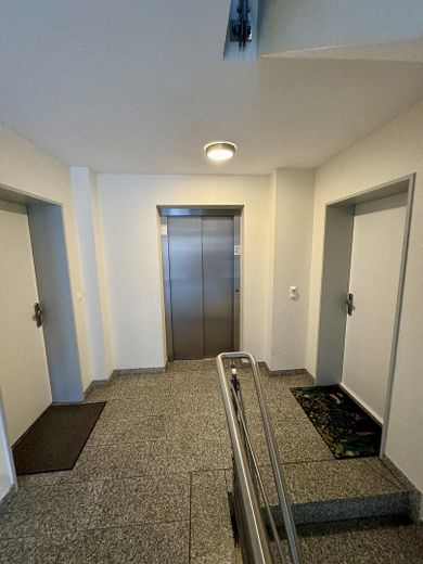 2-Zimmer-Souterrain-Wohnung mit Terrasse und EBK – Flur / Fahrstuhl