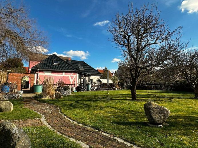*Reserv.* Familienfreundliches Einfamilienhaus mit großem Grundstück und Doppelgarage – Garten