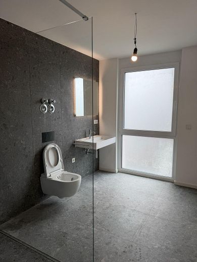 Moderne 2-Zimmer-Neubauwohnung mit Klimaanlage, Balkon und EK – Badezimmer