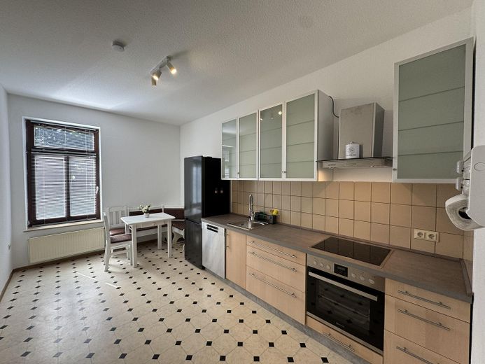 Für junge, berufstätige Personen. Erdgeschoßwohnung mit Garten, 2 ZKB, EBK, AR, Carport mit AR – Küche