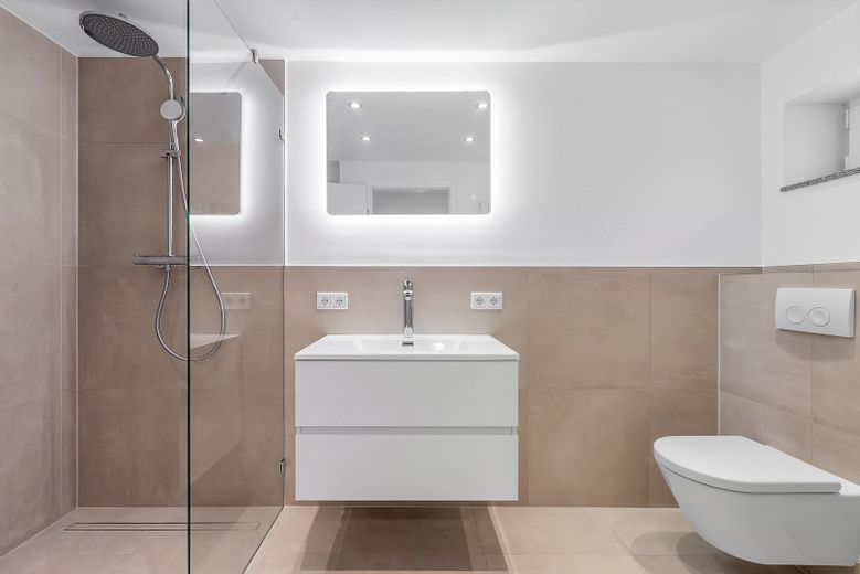 Hochwertig sanierte 3-Zimmer-EG-Wohnung mit Terrasse, Garten und 2 Stellplätzen – Tageslichtbad
