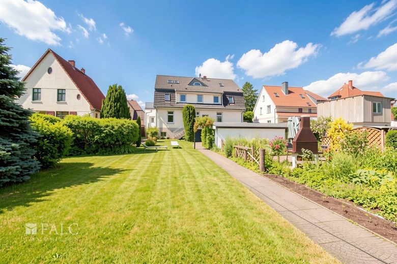 +++ Mehrfamilienhaus in toller Lage und mit guter Rendite +++ – Rückansicht mit Garten