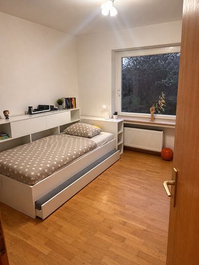 Commission-free: Well-maintained family home with 24 kWp PV system, storage, pool & large plot – Kinderzimmer unten 2