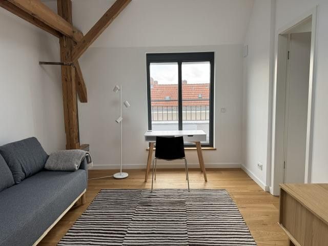 Obra nueva: Ático con terraza orientada al sur y cocina equipada - en Reinickendorf/Mitte – Wohnzimmer