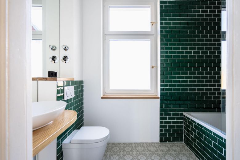 Provisionsfrei: Erstbezug am Volkspark Wilmersdorf, 3-Zi Stuck-Altbau, Balkon, Blicke über die Stadt – Das Bad mit Fenster