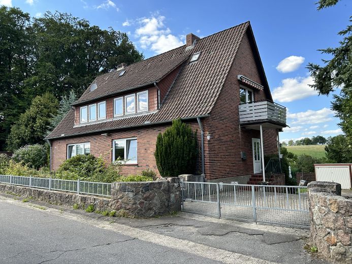 Solider Rotklinker mit vielen Möglichkeiten – Straßenansicht