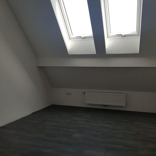 Saniertes Zweifamilienhaus zur Miete in Giesen – Dachgeschoss Kinderz.