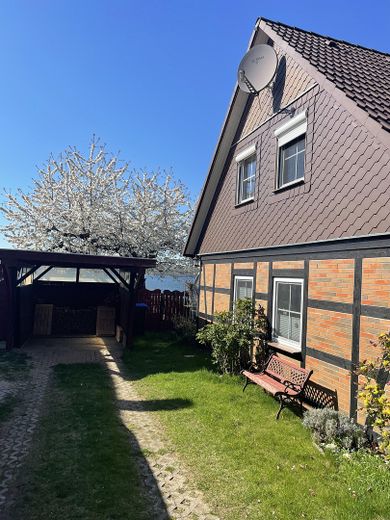 Idyllisches Haus am See mit Bootsanleger – Carport