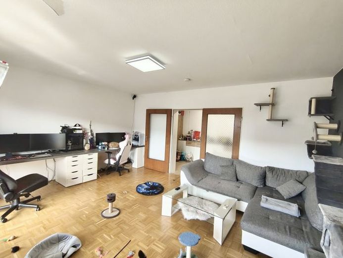 Bezugsfrei ab 15.10.: großzügige 3-Zimmer-Wohnung mit großer Garage + Stellplatz in zentraler Lage von Sinzheim – Foto 1