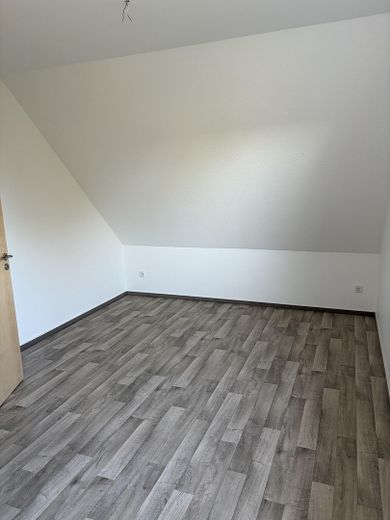 Großzügige Maisonette-Wohnungmit Balkon und eigenem Garten – Zimmer DG