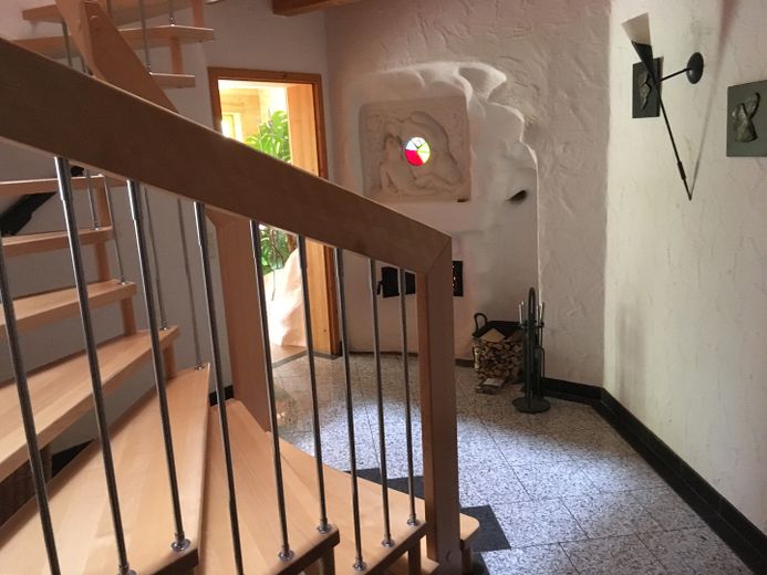 Am Waldrand gelegenes Einfamilienhaus mit ELW und parkähnlichem Garten – Treppenhaus unten