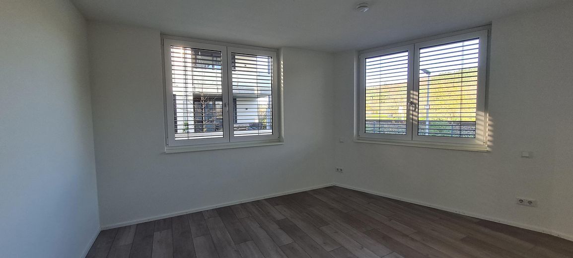 1. piętro nowoczesne mieszkanie 3,5-pokojowe z windą, zabudowaną kuchnią, zadaszonym balkonem, pomieszczeniem gospodarczym i WC dla gości – Zimmer 1