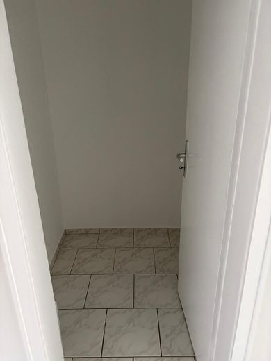 Gerenoveerd 2-kamerappartement met balkon en inbouwkeuken – Foto 9