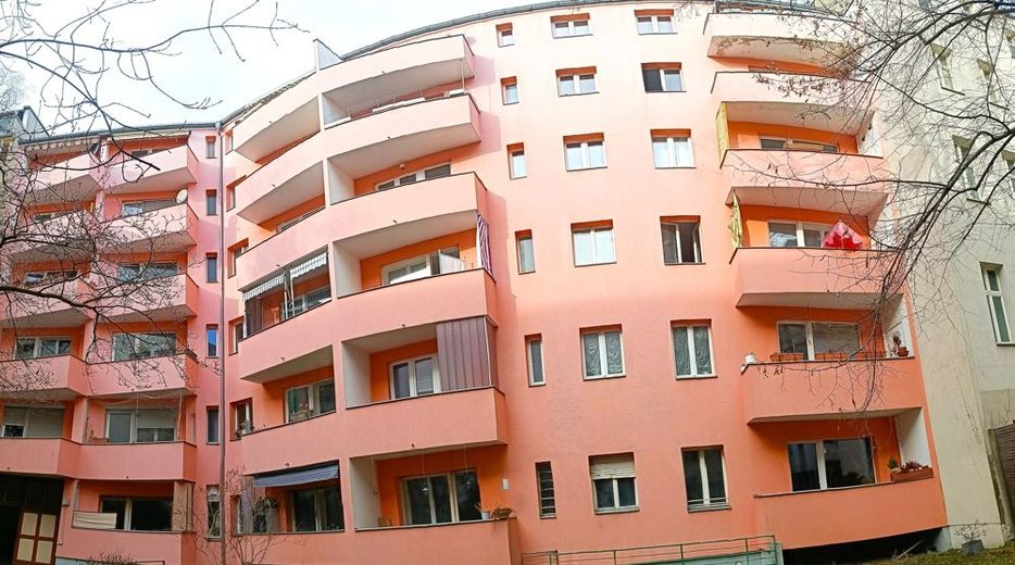 vermietete 2-Zimmer-Eigentumswohnung mit Sonnen-Balkon zum Hof Nähe Volkspark Wilmersdorf – Hausansicht Panorama