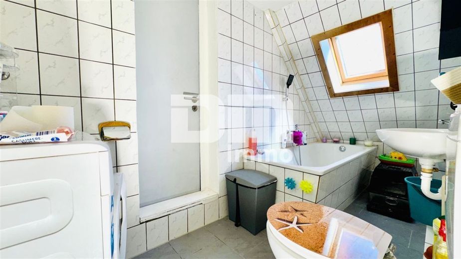 Vollvermietetes Wohn- und Gewerbeensemble: 3 Wohnungen + 2 Gewerbeeinheiten – WE3 DG Bad / Wanne / Waschmaschine
