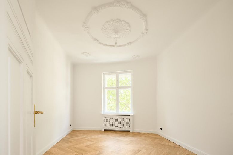 Friedenau: Vivienda antigua de 3 habitaciones para primera ocupación con balcón, ducha y bañera exenta, sin comisión – Das Eckzimmer (Ornamentstuck)