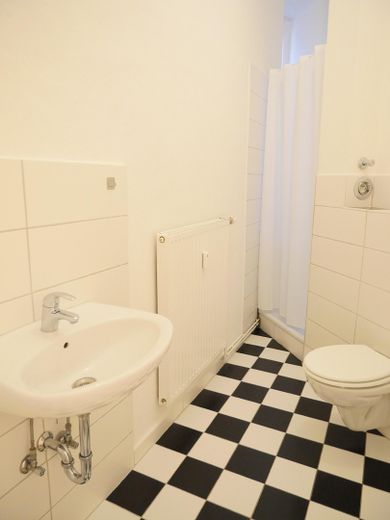 Provisionsfrei - gepflegte, helle Altbauwohnung in Nord-Neukölln – Bad