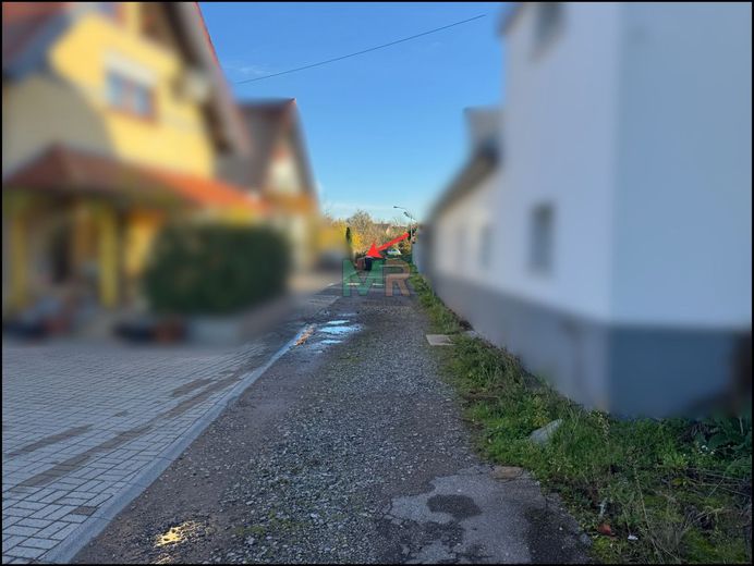 Gepflegtes Grundstück in bebauter Nachbarschaft – Design ohne Titel (1)