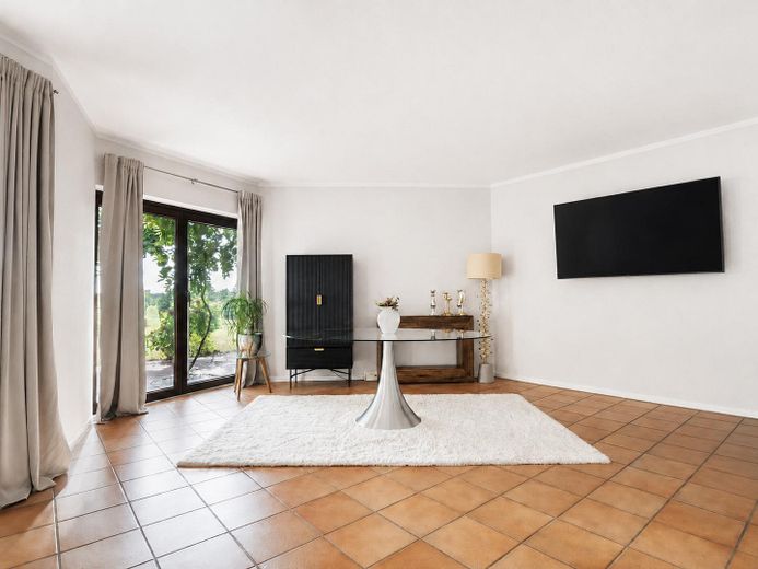 Exklusives Wohnen in Haushälfte mit Weitblick. Leben und Arbeiten auf höchstem Niveau. – Esszimmer
