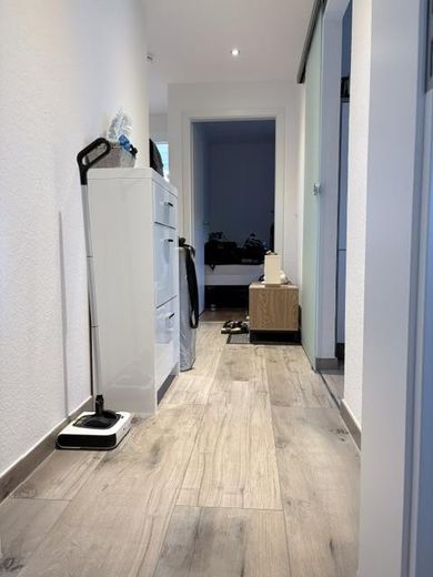 Mieszkanie 3-pokojowe blisko centrum z balkonem i nowoczesnym wyposażeniem – Flur
