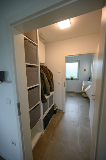 Moderne, großzügig geschnittene,lichtdurchflutete Wohnung in Architektenhaus – Garderobe, Abstellraum