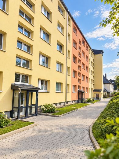 Appartamento bilocale completamente ristrutturato con grande balcone e splendida vista a Thum – Referenzfoto Hausansicht