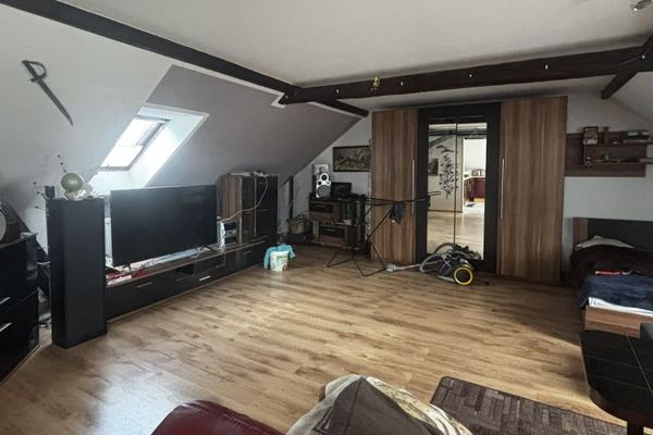 Apartamento compacto en propiedad en el ático, alquilado a largo plazo: una inversión de capital manejable con contrato de arrendamiento vigente