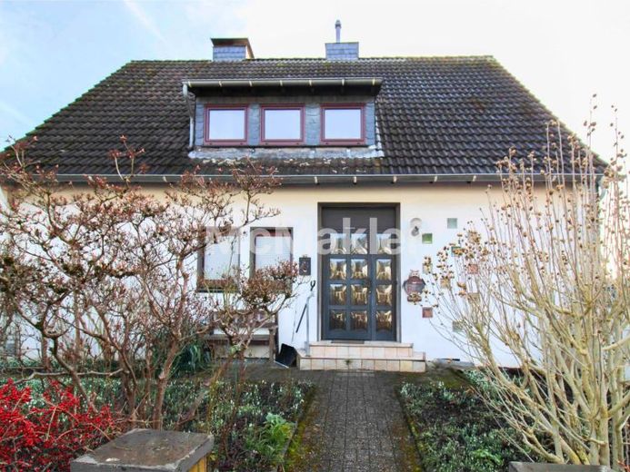 Freistehendes Zweifamilienhaus: 3 Garagen, 1 Carport & Wintergarten – फोटो 1
