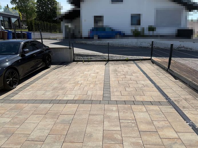 ETW mit gehobener Ausstattung und Fernblick in beliebtem Wohnviertel von Hengersberg – Stellplätze