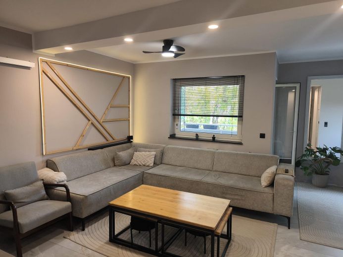 Wohnzimmer m. Blick auf Balkon