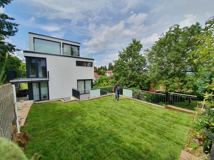Luxuriöse Neubau-Immobilie in Naturnähe: Modern, lichtdurchflutet und vielseitig – Garten