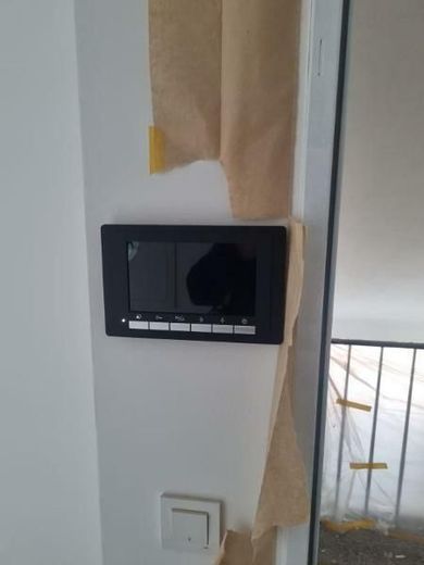 Kernsaniertes 6-Familienhaus mit Wärmepumpe, Garagen und Energieklasse A – Sprechanlage