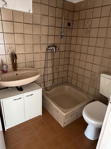4 Zimmer Wohnung mit Balkon und Tiefgaragenstellplatz – Gästebad