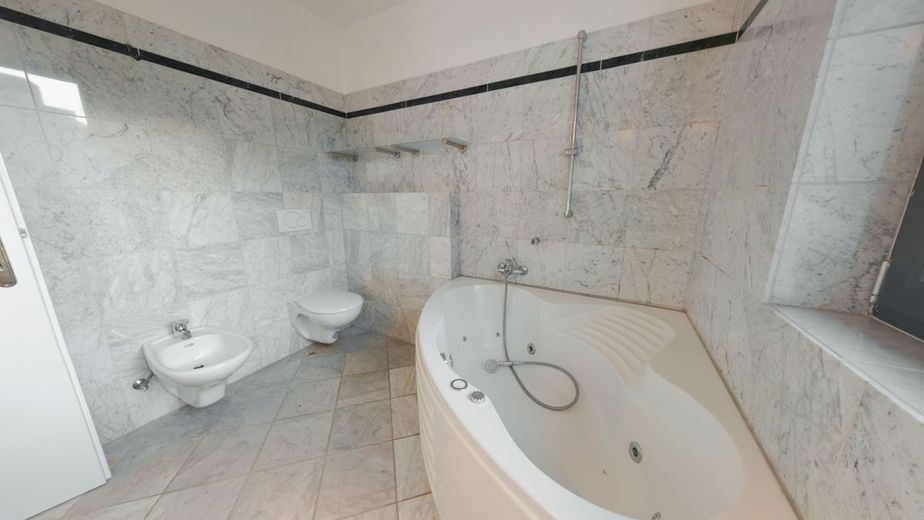 Maisonette Penthouse Wohnung mit Doppelgarage und weitere Nutzfläche im EG in Aachen - Zentrum – Badezimmer_1