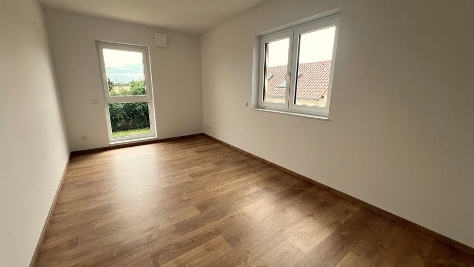 Ruhe mit Blick über Felder: Exklusives wohngesundes Plusenergie-Doppelhaus, S-Bahn fußläufig – Zimmer 2 OG