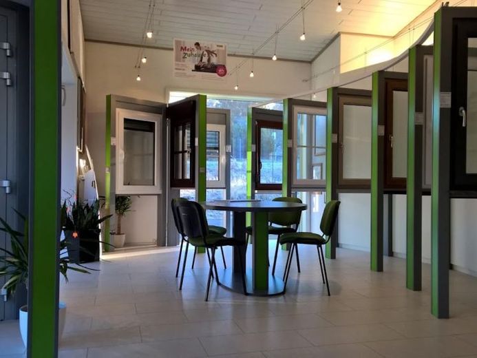 Bien immobilier commercial attrayant avec un vaste terrain – utilisations multiples dans une zone de rénovation urbaine – Photo 1