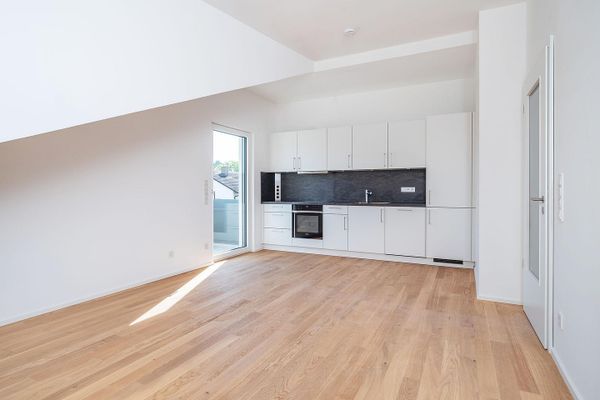 Bezugsfertig + provisionsfrei: Neubau-DG-Wohnung mit Balkon + EBK | Parsdorf bei München