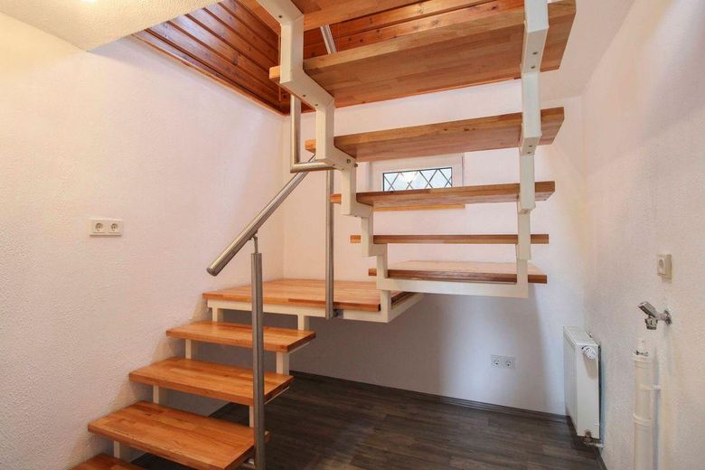 Treppe ins Untergeschoss