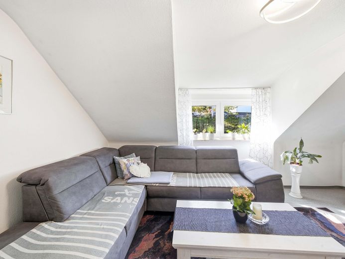 4 Zi. Wohnung, 2 Garagen + 2 Stellplätze – Wohnzimmer