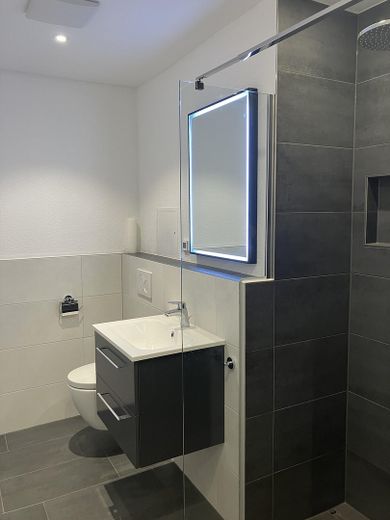 Kernsaniert und barrierefrei - 2,5-Zimmer-Wohnung mit top Anbindung – Bad, ebenerdige Regendusche