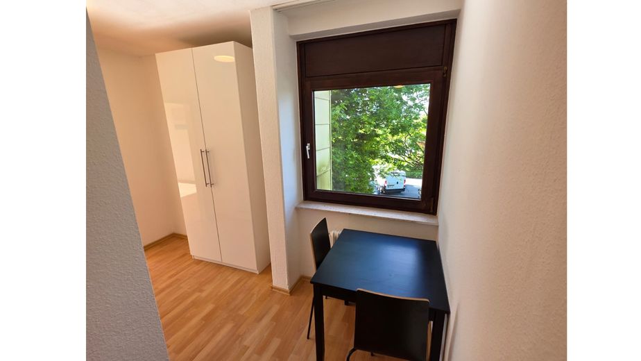 490 € Hausgeld? Dafür 511.000 € Rücklage, Hybrid-Heizung & 2 Balkone – unter 160.000 € – Gemütliche Essecke