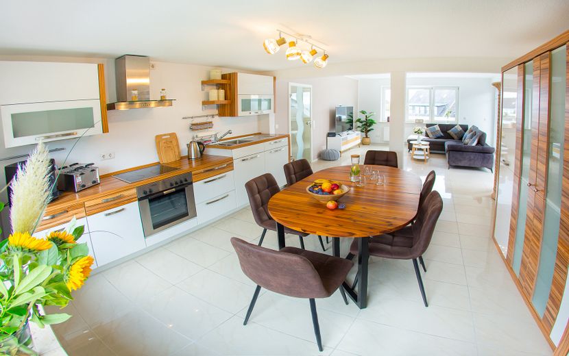 Möblierte, helle 4-ZKB mit Balkon. WG möglich – Foto 5