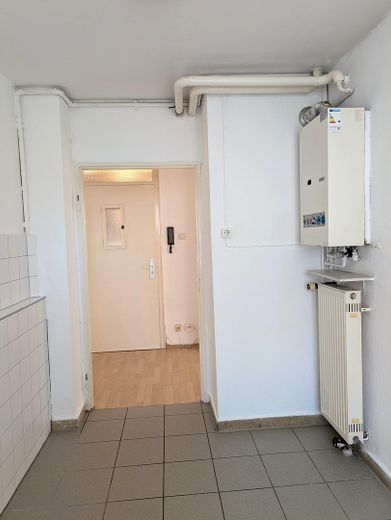 SW-Stadt semtinde keyifli daire: 2 oda, 3. kat, asansör, camlı balkon – Küche