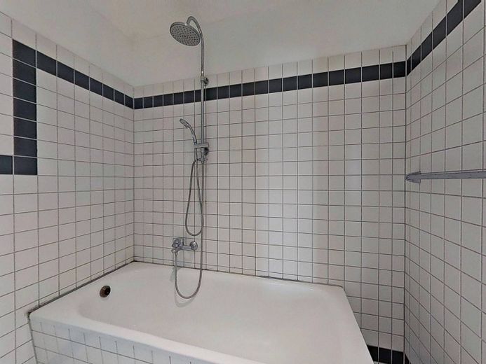 Die Blätter fallen, die Miete auch - 1 NKM als Herbstgeschenk: Attraktive 3-Zimmer-Wohnung mit Einbauküche und 2 Balkonen ++ – Ansicht II: Badezimmer