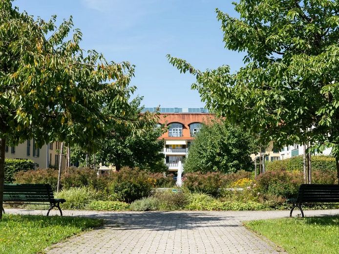 Stilvoll wohnen in Moosach/Nymphenburg: Helle 2-Zimmer-Wohnung mit Balkon in idyllischer Wohnanlage – Wohnanlage