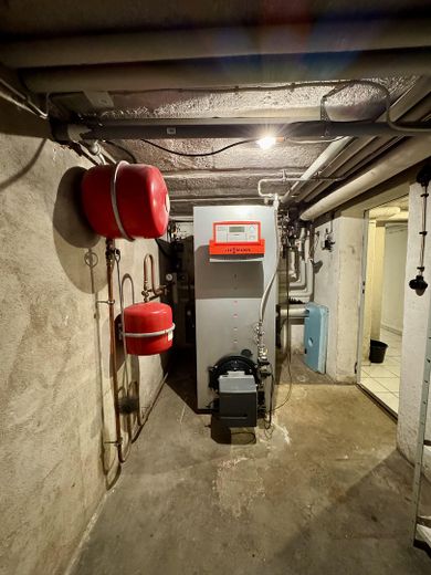 Freistehendes Haus, nutzbar als großzügiges Einfamilienhaus oder Zweigenerationenhaus – Keller Heizung